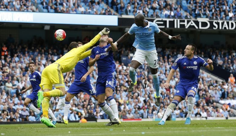 Football - Manchester City v Chelsea - Barclays Premier League - Etihad Stadium - 16/8/15 Chelsea&#039;s Asmir Begovic and Gary Cahill collide as Manchester City&#039;s Eliaquim Mangala heads wide
 Action Images via Reuters / Carl Recine
 Livepic
 EDITORIAL USE ONLY. No use with unauthorized audio, video, data, fixture lists, club/league logos or &quot;live&quot; services. Online in-match use limited to 45 images, no video emulation. No use in betting, games or single club/league/player publications.  Please contact your account representative for further details.