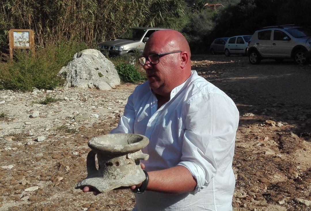 Octavi Pons dels Amics del Museu de Menorca muestra una de las piezas rescatadas.