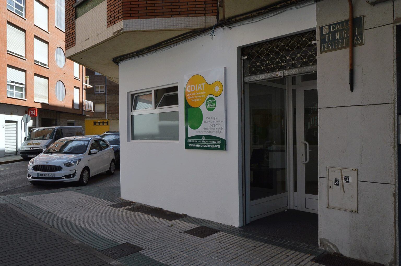 El centro está ubicado en la calle Miguel Fustegueras de Ponferrada