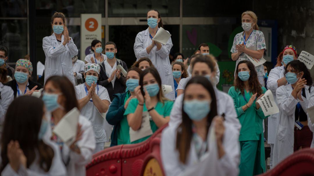 Decenas de miembros del personal sanitario protegidos con mascarilla.