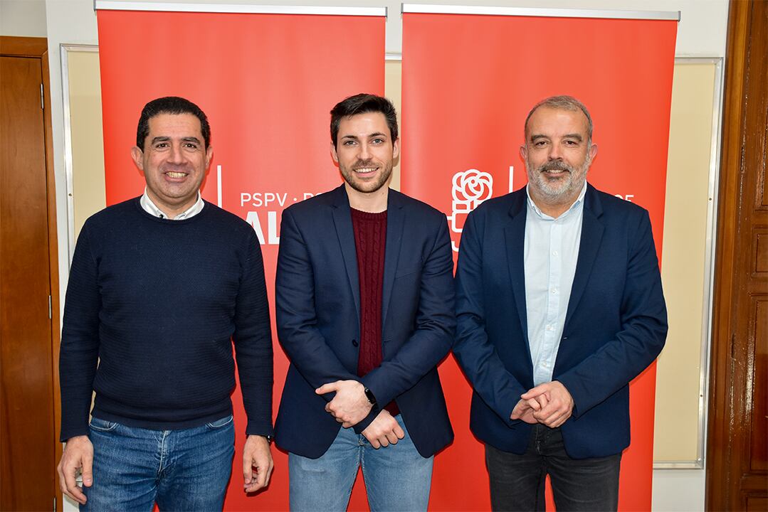 Nando Moncho en el centro de la imagen en su presentación