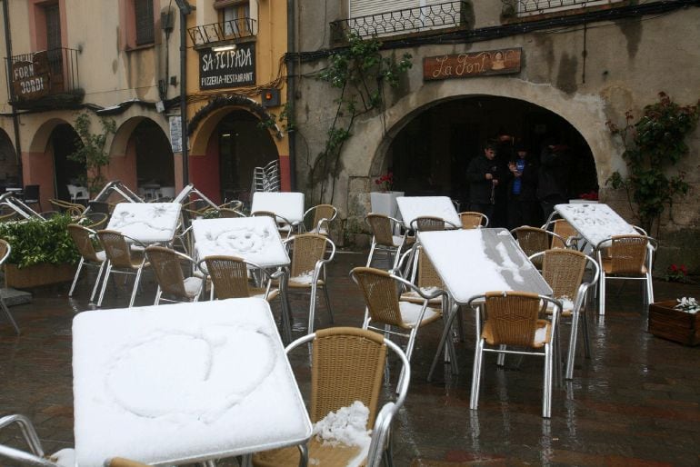 Vista de la Plaza Mayor de Prades (Tarragona) tras el cambio de tiempo sufrido en Cataluña que ha dejado este jueves en la zona una suave nevada y descenso de temperaturas. 