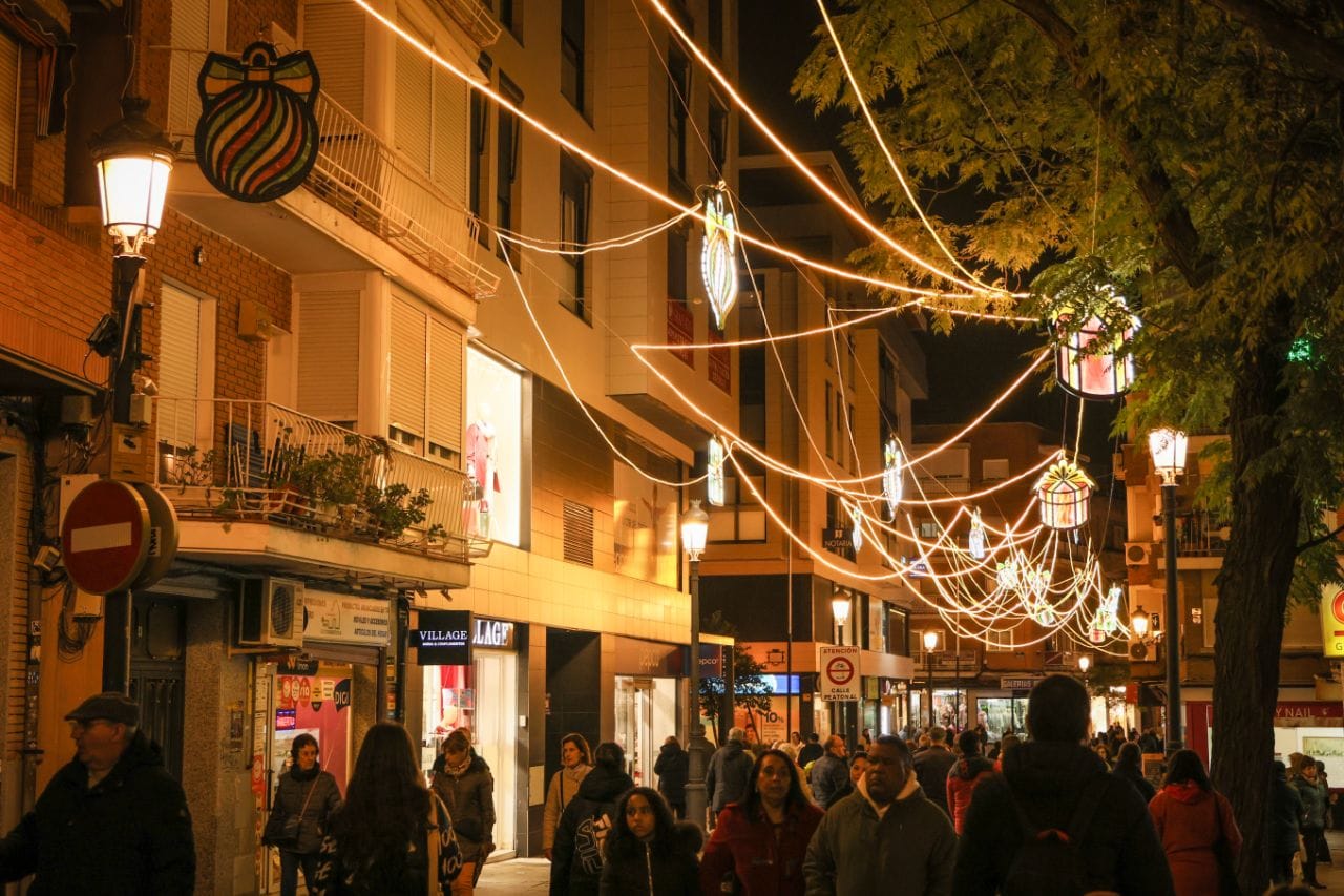 Luces navideñas del centro de Alcorcón, hechas con materiales reciclados.
