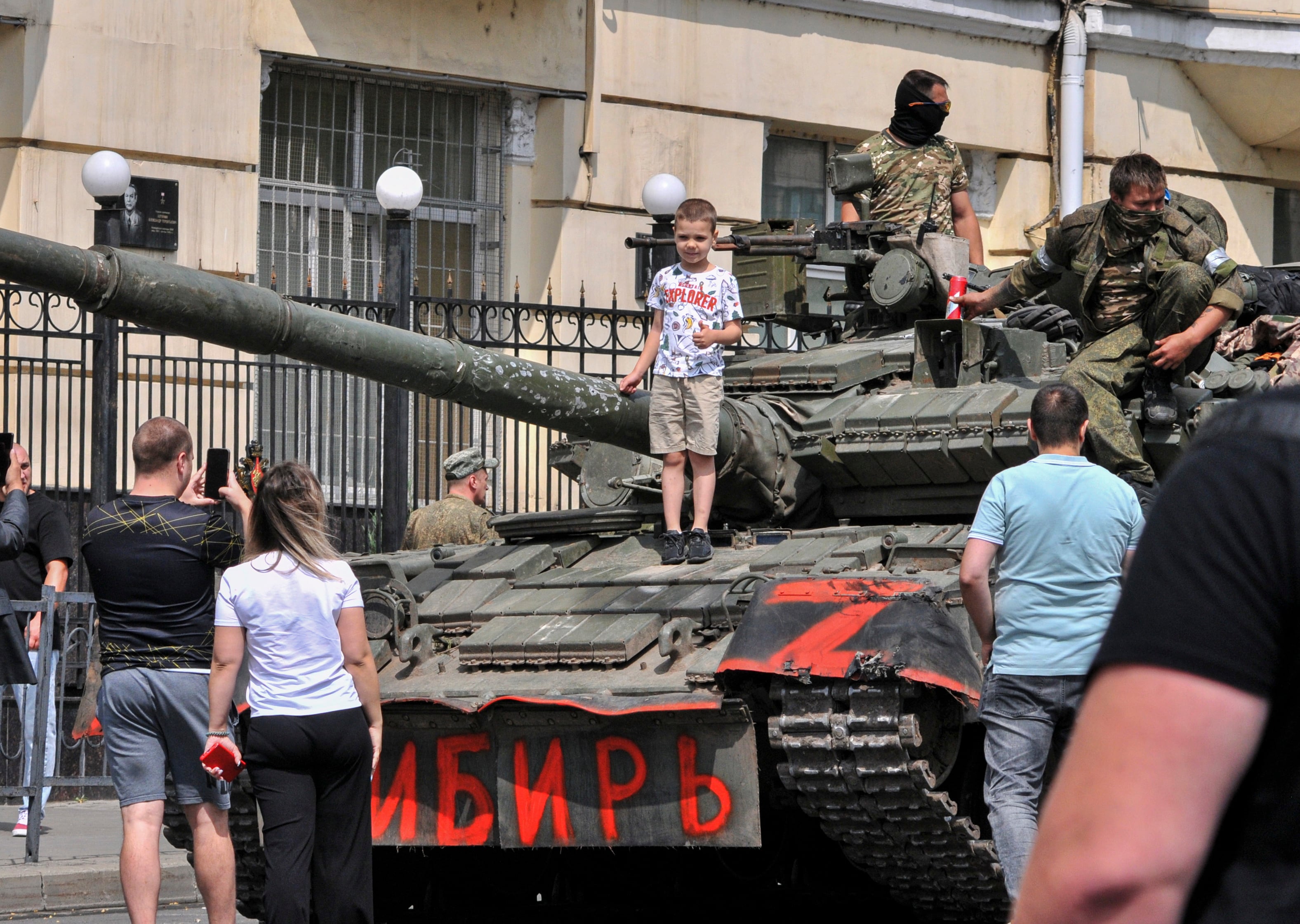 Un niño posa subido a un tanque en Rostov el pasado sábado