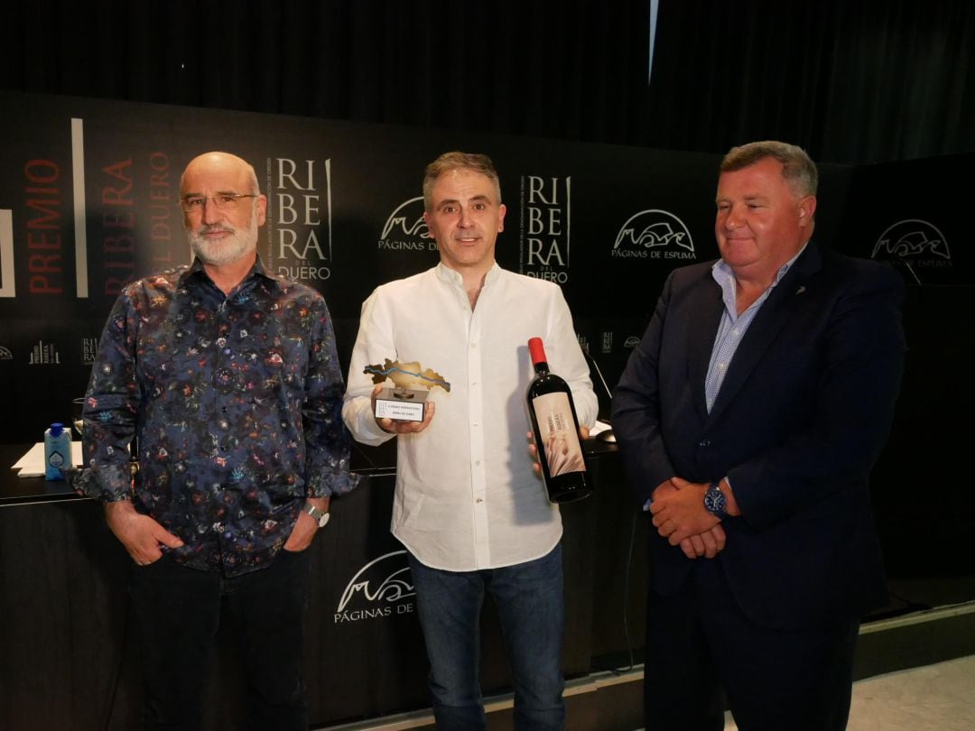 El ganador del certamen, Marcelo Luján, acompañado de Fernando Aramburu (izq) y Enrique Pascual (dcha)