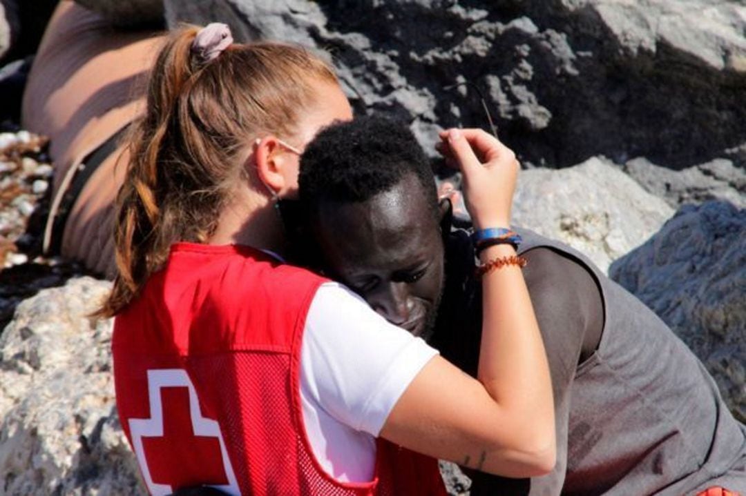 La mostoleña Luna Reyes, abrazando a un inmigrante subsahariano en una playa de Ceuta