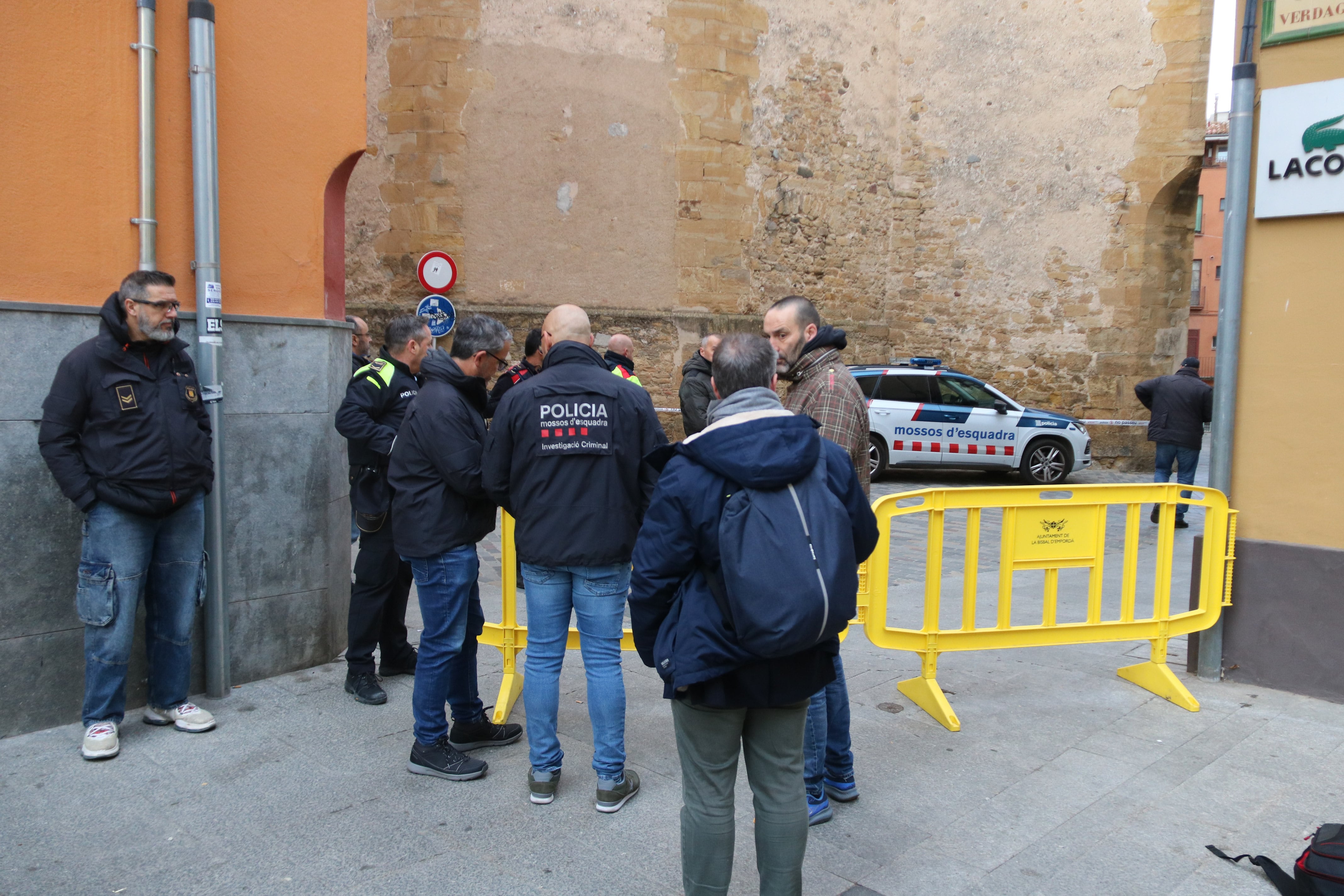 La policia ha blindat la zona on ha estat trobat el nadó mort.