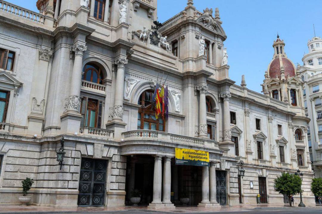 Bandera de España a media asta en la fachada del Ayuntamiento de València durante el luto oficial en España