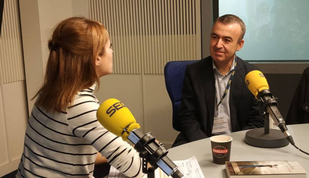 Lorenzo Silva junto a Macarena Berlín en los estudios de Cadena Ser.