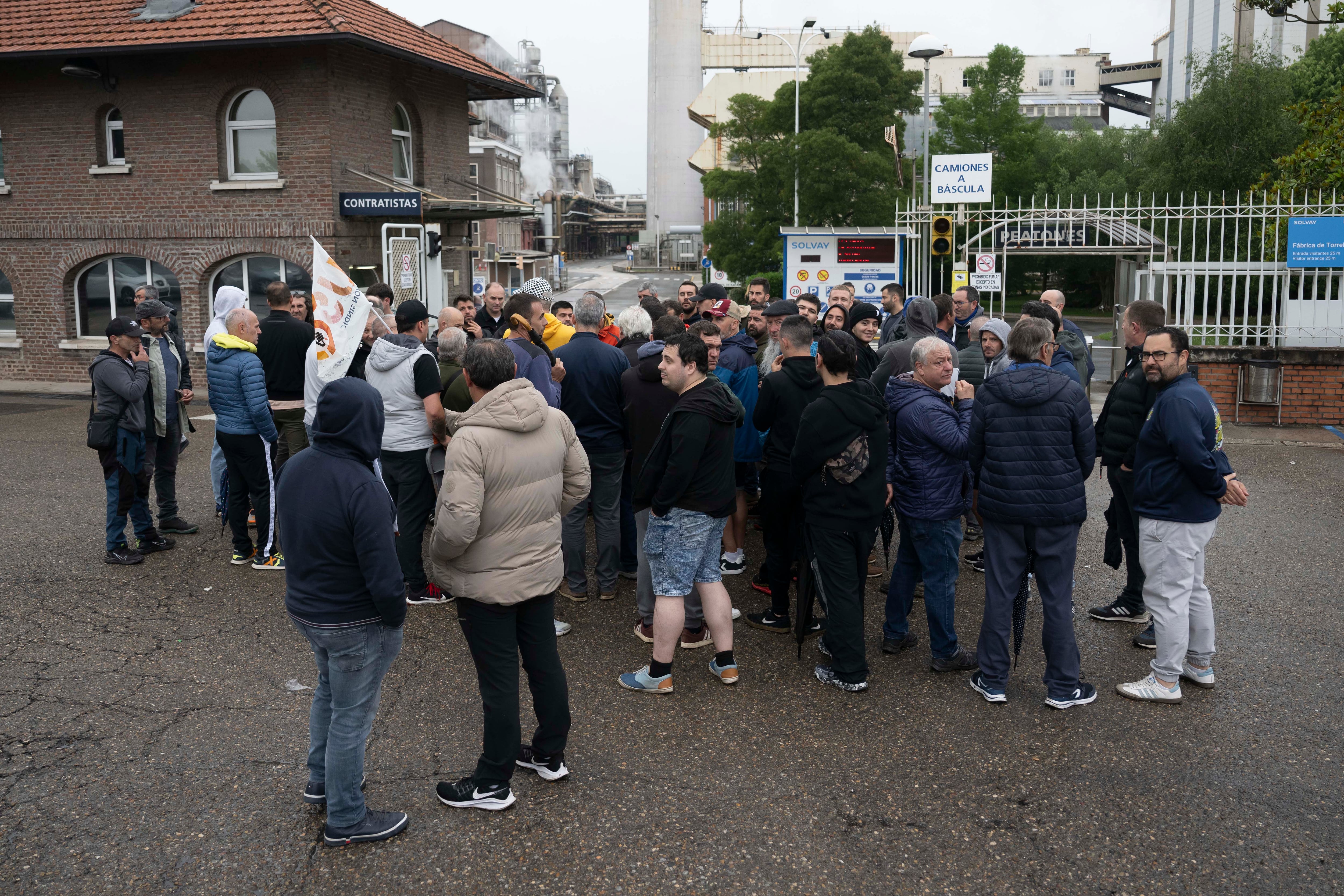 BARREDA (CANTABRIA), 03/06/2025.-Varios trabajadores del metal permanecen en la entrada de la fábrica de Solvay en Torrelavega este martes. Los sindicatos CCOO, UGT y USO han convocado este martes y mañana, miércoles huelga en las empresas del metal de Cantabria ante lo que consideran un "bloqueo" de las negociaciones del convenio colectivo del sector por parte de la patronal.EFE/ Pedro Puente Hoyos