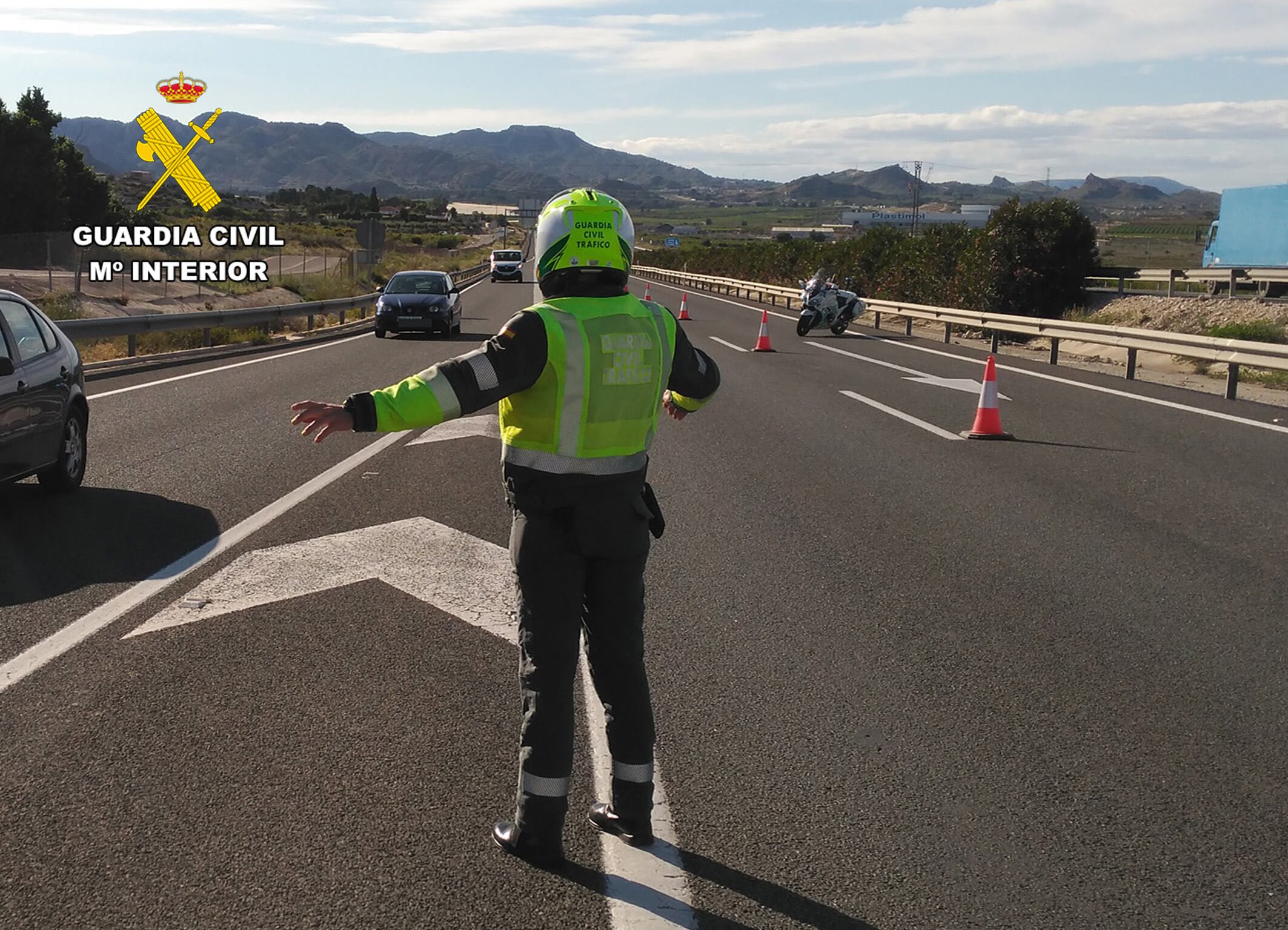 Un agente de la guardia Civil en un control rutinario