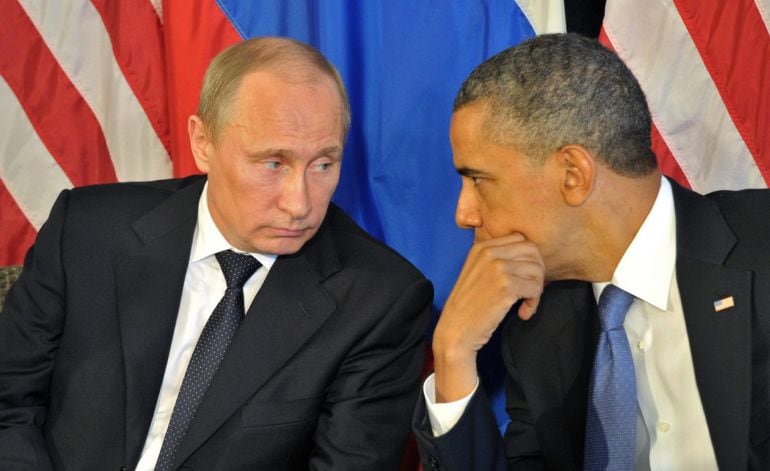 Foto de archivo tomada el 18 de junio de 2012 del presidente estadounidense, Barack Obama (dcha), mientras conversa con su homólogo ruso, Vladímir Putin