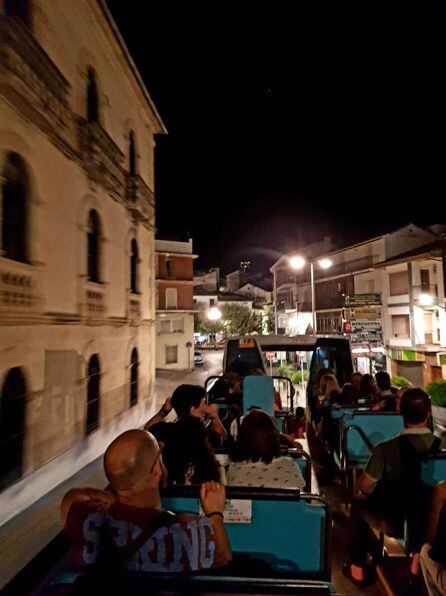 El bus panorámico entrando en la plaza de la Constiucion de Cazorla tras una ruta nocturna