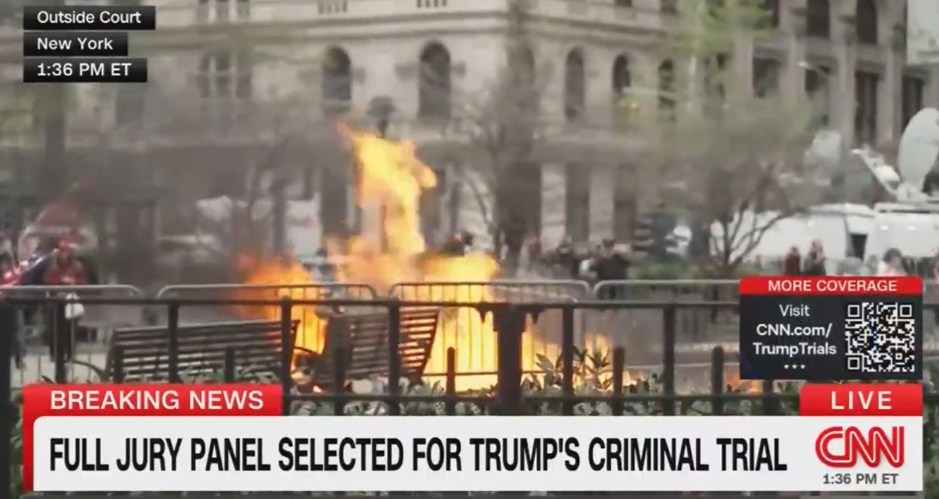 Momento en el que la CNN capta cómo un hombre se prende fuego a las puertas del tribunal en el que se juzga a Donald Trump.