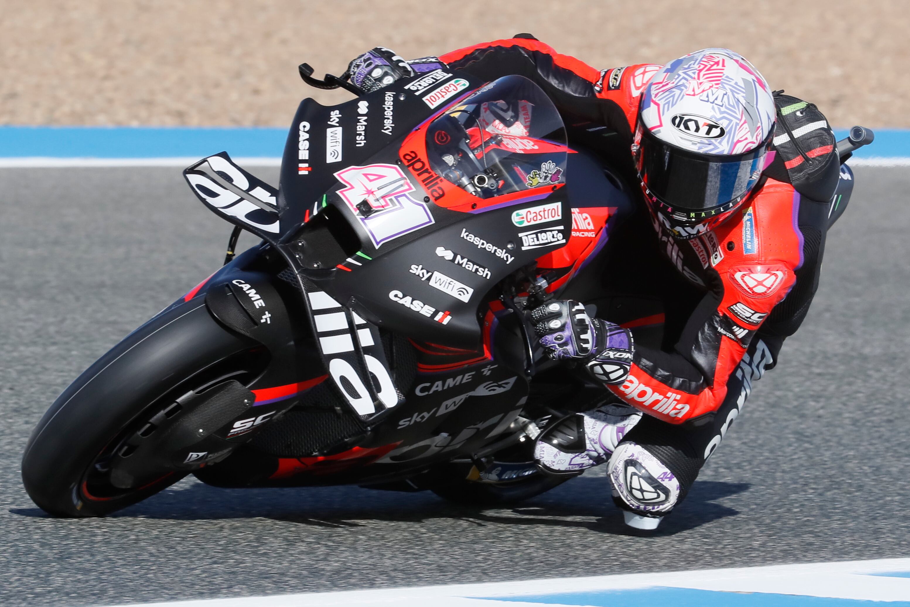 GRAFAND8675. JEREZ DE LA FRONTERA (CÁDIZ), 29/04/2022.- El piloto español de MotoGP Aleix Espargaró (Aprilia Racing) durante el primer entrenamiento libre previo al comienzo del Gran Premio de España de MotoGP, que se celebra este fin de semana en el circuito &quot;Ángel Nieto&quot; de Jerez de la Frontera (Cádiz). EFE/José Manuel Vidal.
