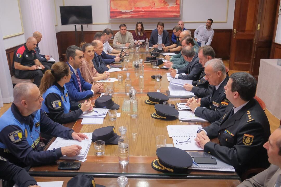 El ayuntamiento de Santa Cruz de Tenerife acogió este lunes la reunión de coordinación del operativo de seguridad del Carnaval de la capital tinerfeña