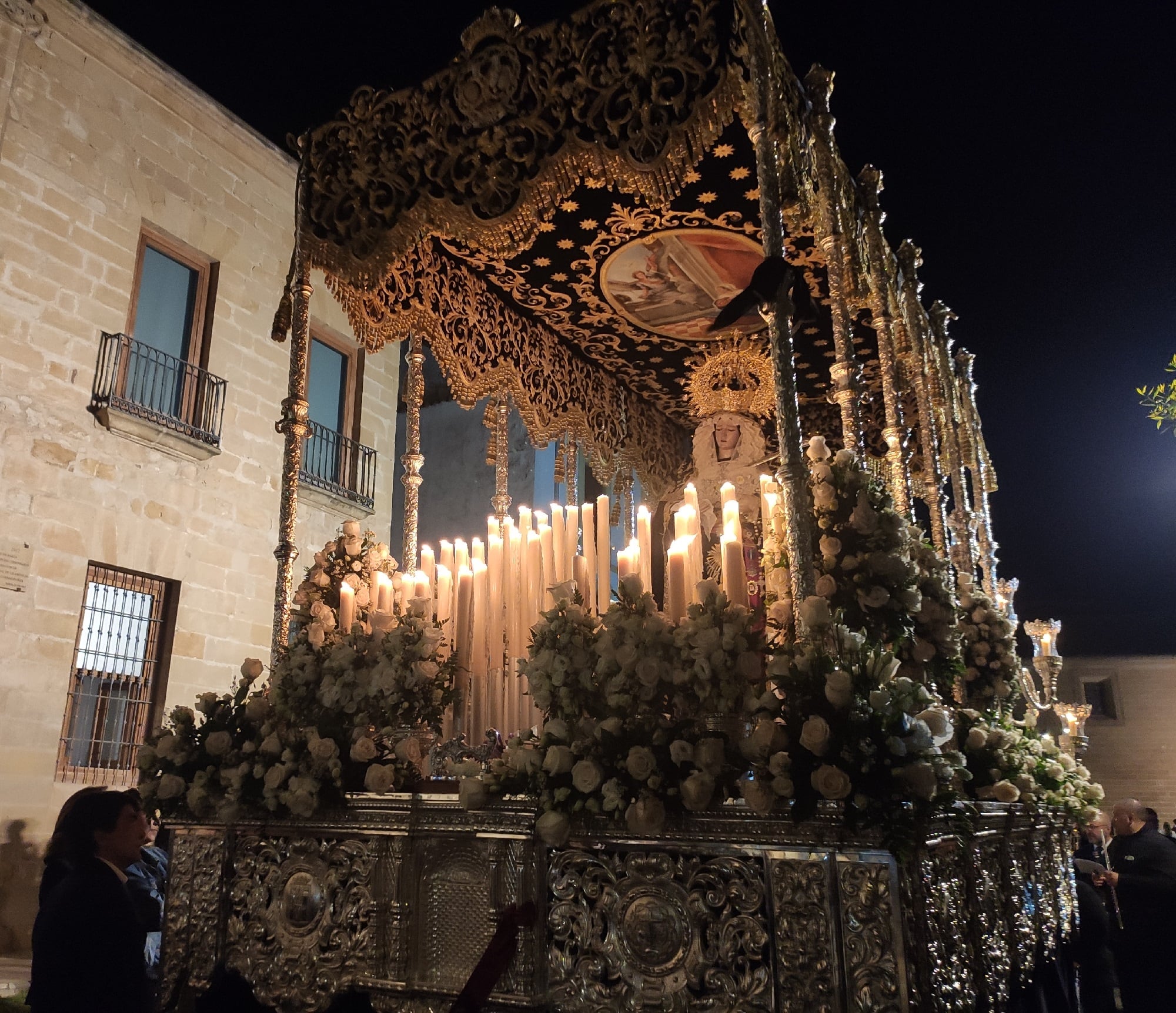 Virgen de la Soledad de Baeza, bajo palio, durante su procesión del Viernes Santo por la noche.