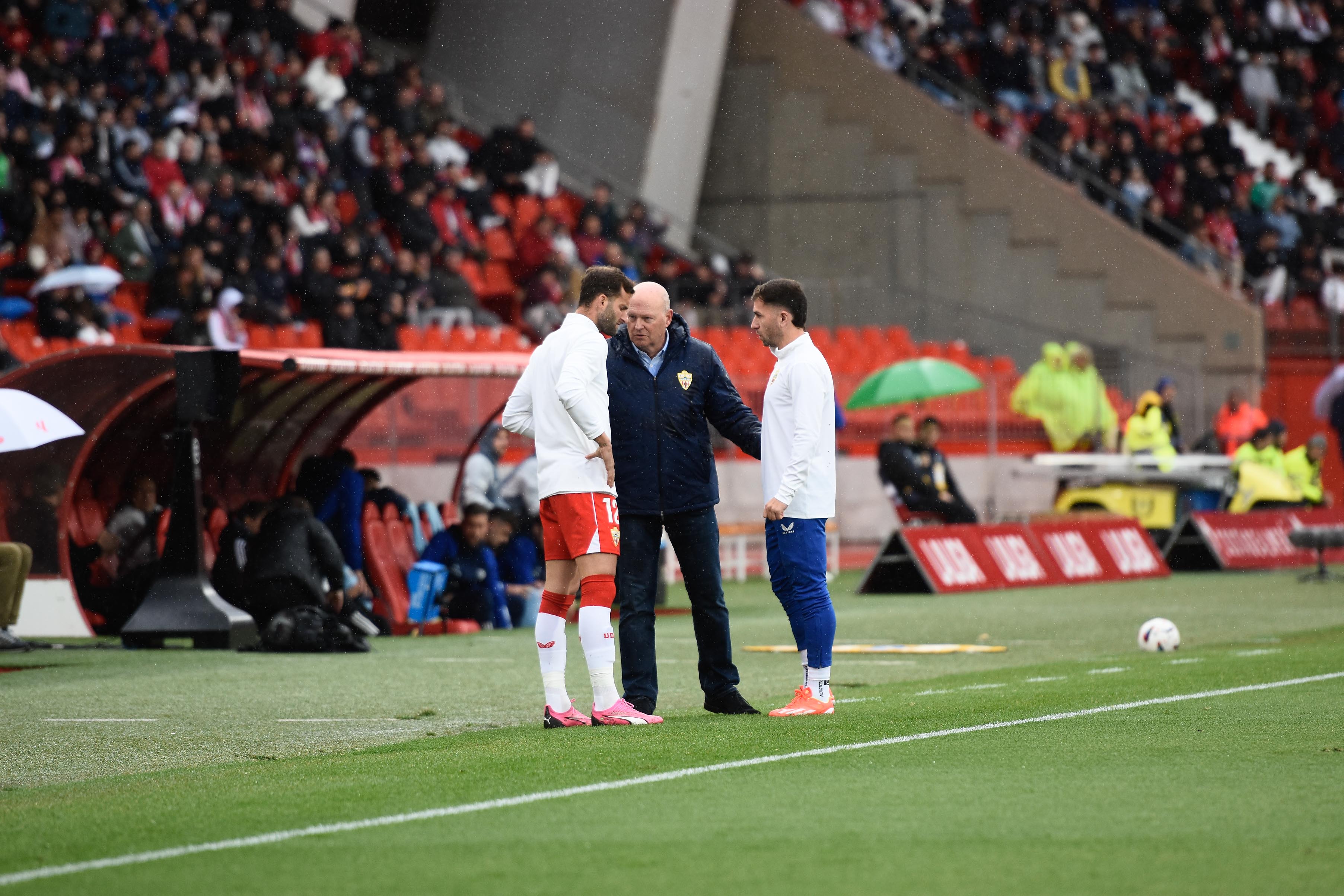 Pepe Mel habla con Leo Baptistao y Embarba.