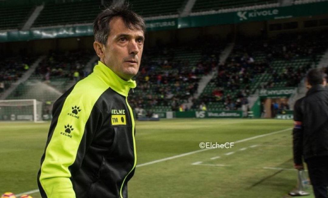 El técnico del Elche, Pacheta, antes de un partido en el Martínez Valero