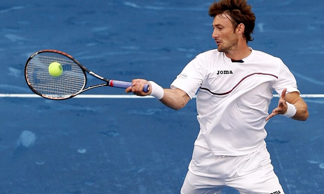 El tenista español Juan Carlos Ferrero devuelve la bola al ruso Igor Andreev, en partido de primera ronda en el Masters 1.000 de Madrid que tiene lugar en las instalaciones de la Caja Mágica de la capital madrileña