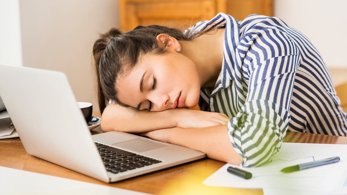 ¿Por qué nos entra tanto sueño después de comer? Hay una razón de peso y una forma de combatirlo