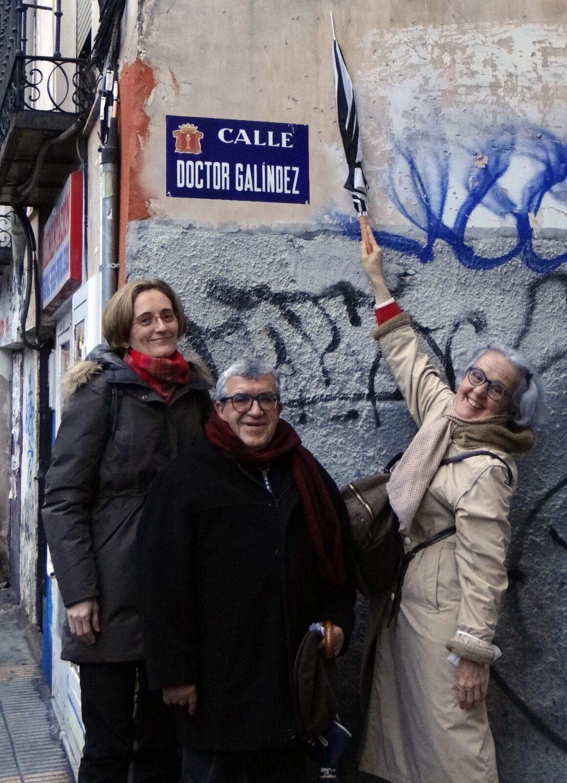 Flori Galíndez (a la derecha) con su hija y con José Vicente Ávila en la calle del Dr. Galíndez de Cuenca.