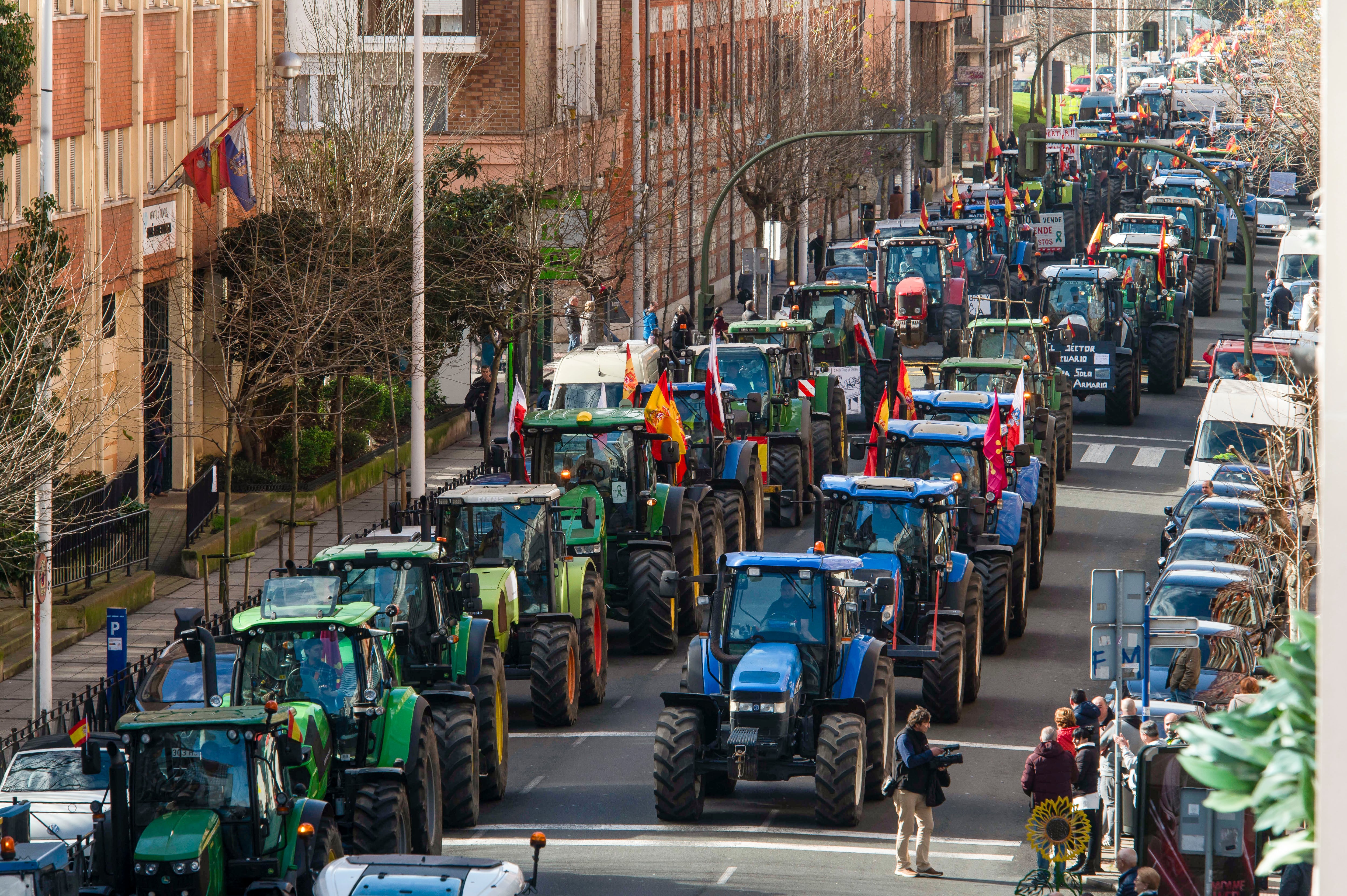 SANTANDER, 16/02/2024.-Vista de la tractorada convocada por las organizaciones agrarias en Cantabria (Aigas-la Unión, Asaja, Ugam-Coag y Upa) con el apoyo de las cooperativas agrarias y las asociaciones ganaderas de razas cárnicas para reclamar soluciones a la crisis del sector primario, este viernes en santander. FOTO/EFE/Pedro Puente Hoyos
