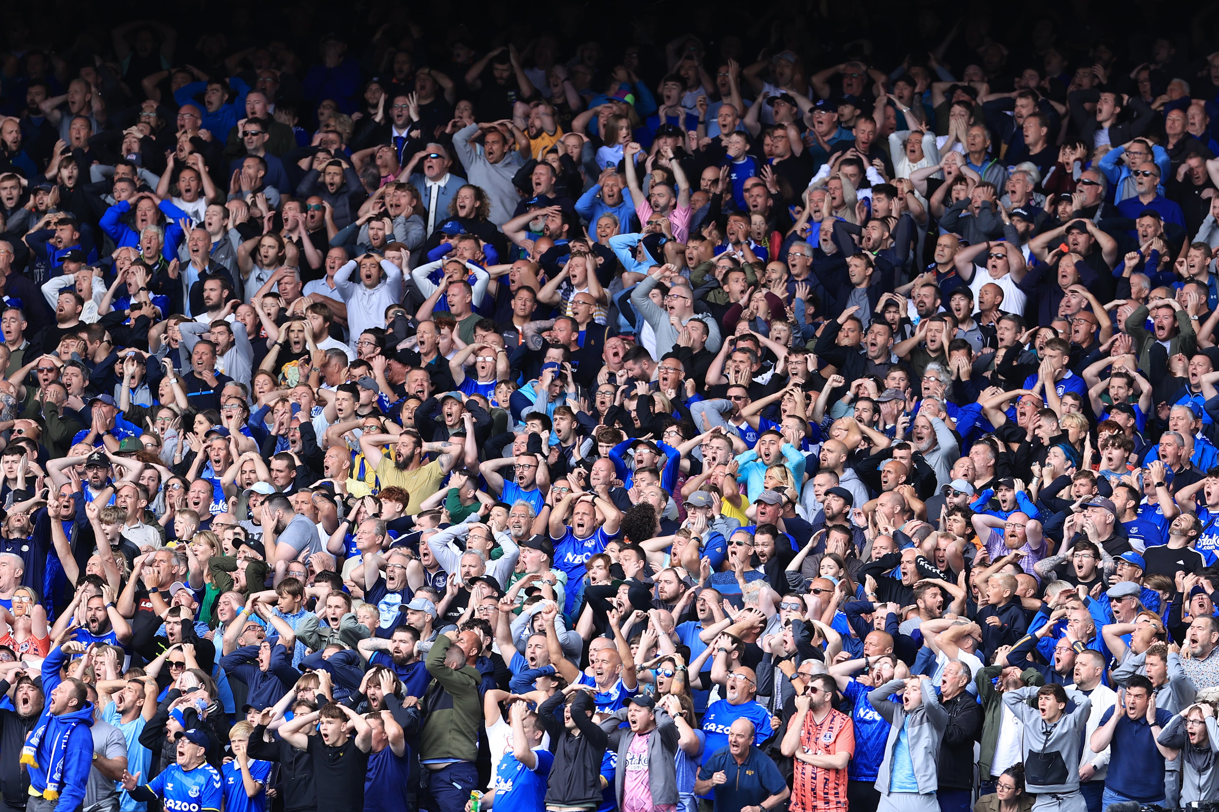 Aficionados del Everton lamentan una ocasión fallida en Goodison Park