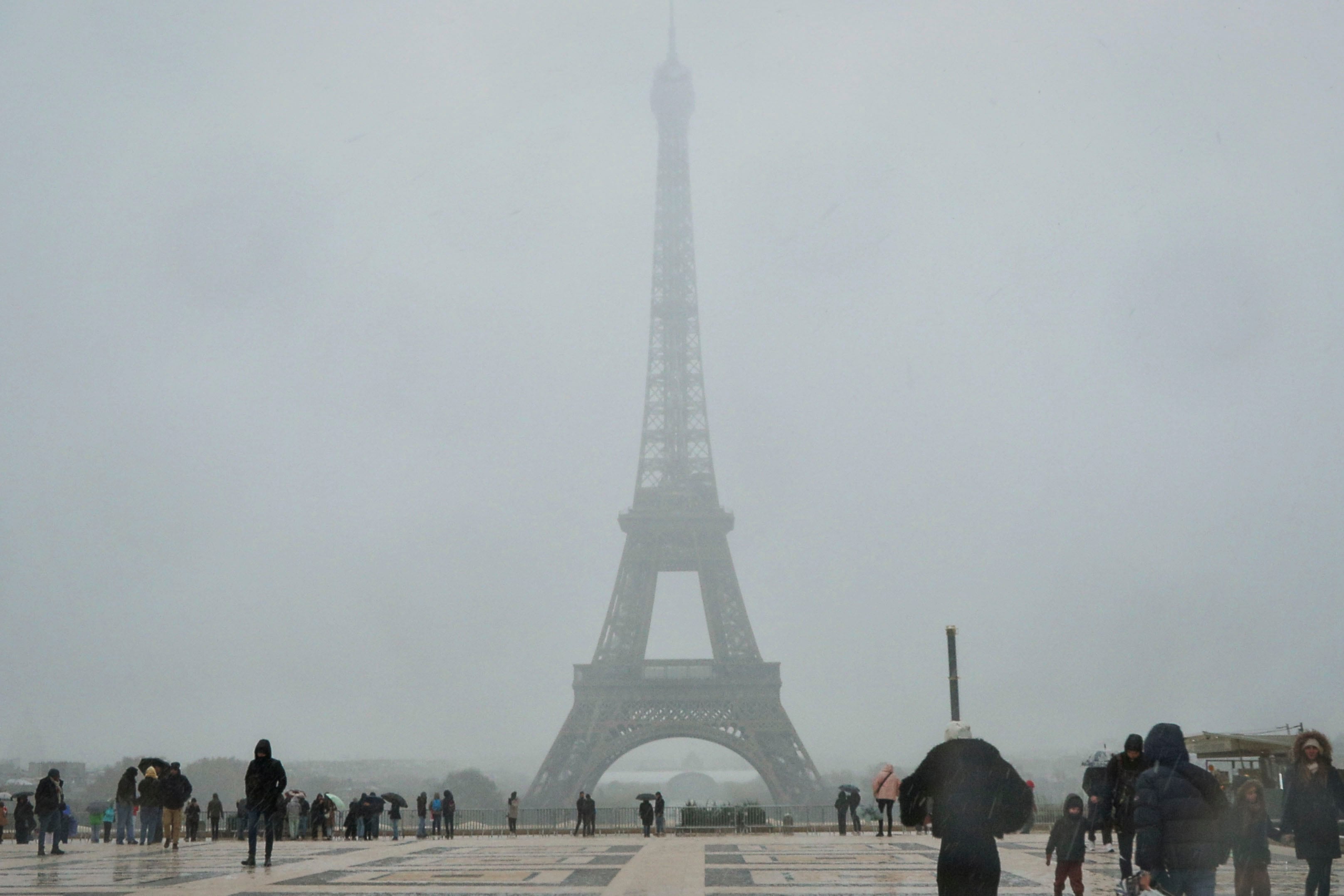 La Torre Eiffel durante la nevada que ha caído en París este jueves.