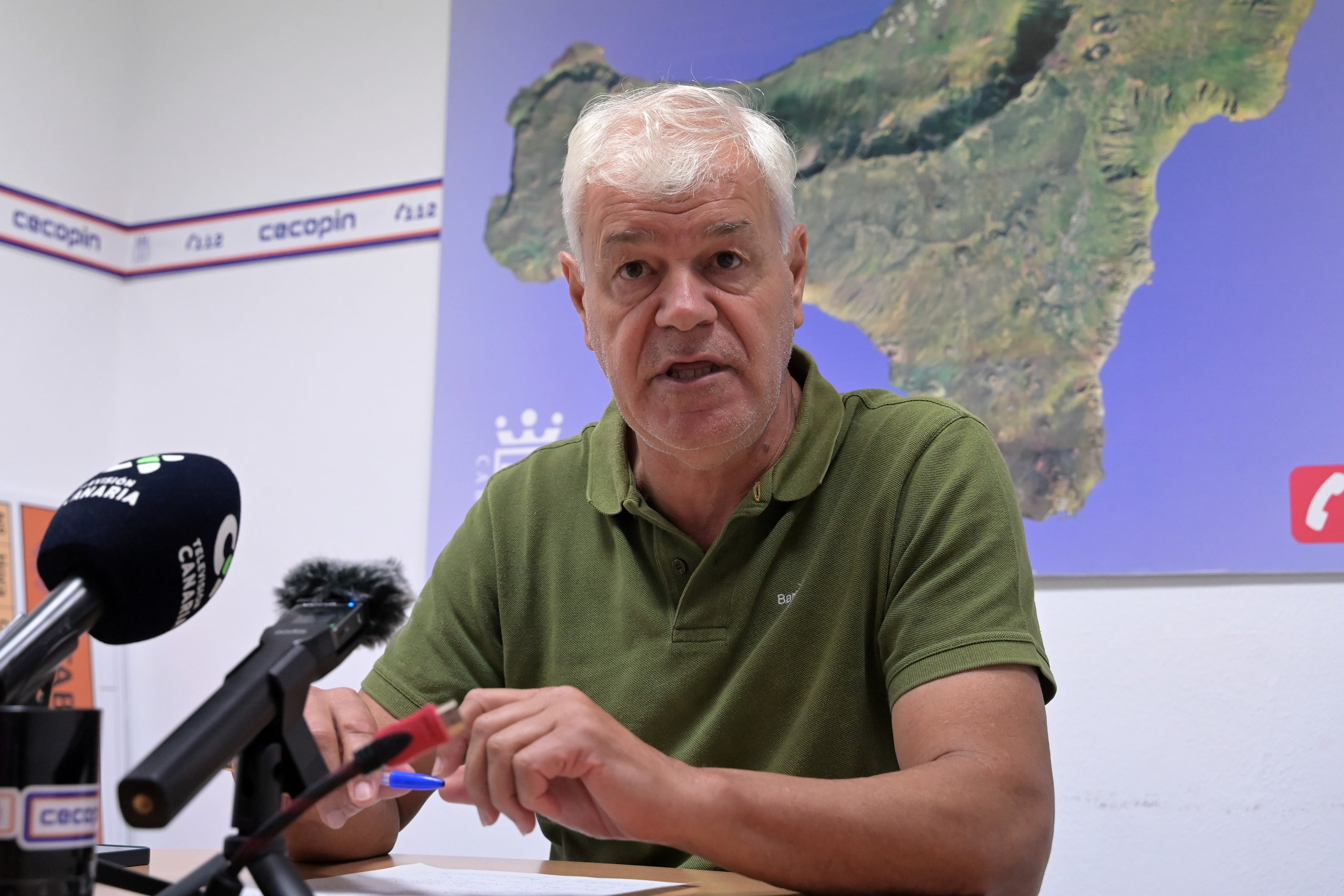VALVERDE (EL HIERRO), 23/08/2025.- El presidente del Cabildo de El Hierro, Alpidio Armas, en el Centro Coordinador Operativo de Emergencias de El Hierro (CECOPIN), en Valverde, valora la situación de los dos incendios declarados hoy en El Hierro, uno provocado por el vuelco de un coche en la zona de Las Chamuscadas en el municipio de Valverde y otro declarado en la tarde de hoy la zona de Las Asomadas, en el municipio de El Pinar, en la cumbre de la isla. EFE/ Gelmert Finol