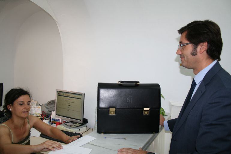 Arturo Romaní con su cartera de ex-consejero en una notaría de Toledo