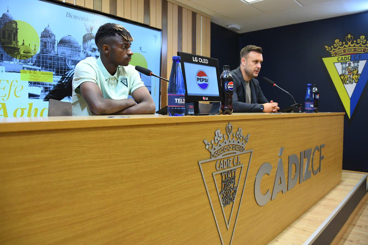 Efe Aghama junto a Juan Cala, coordinador de la dirección deportiva del Cádiz CF, en su presentación como nuevo jugador cadista.