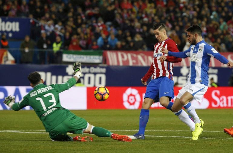 Fernando Torres pica el balón para firmar el doblete