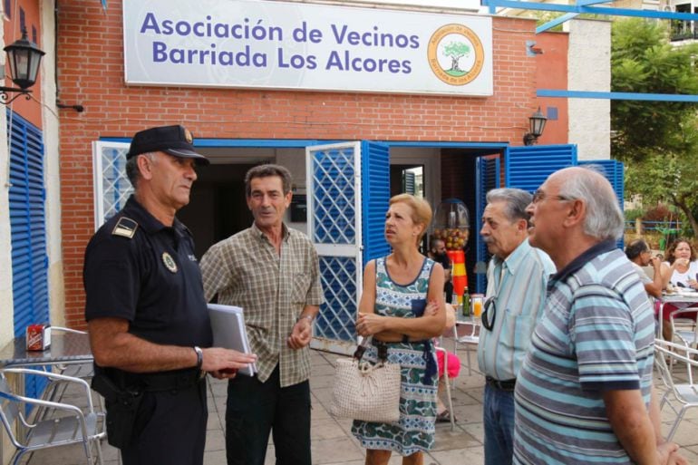 Agentes de la policía local dialogan con vecinos de Mairena del Aljarafe para conocer los problemas e inquietudes en el municipio.