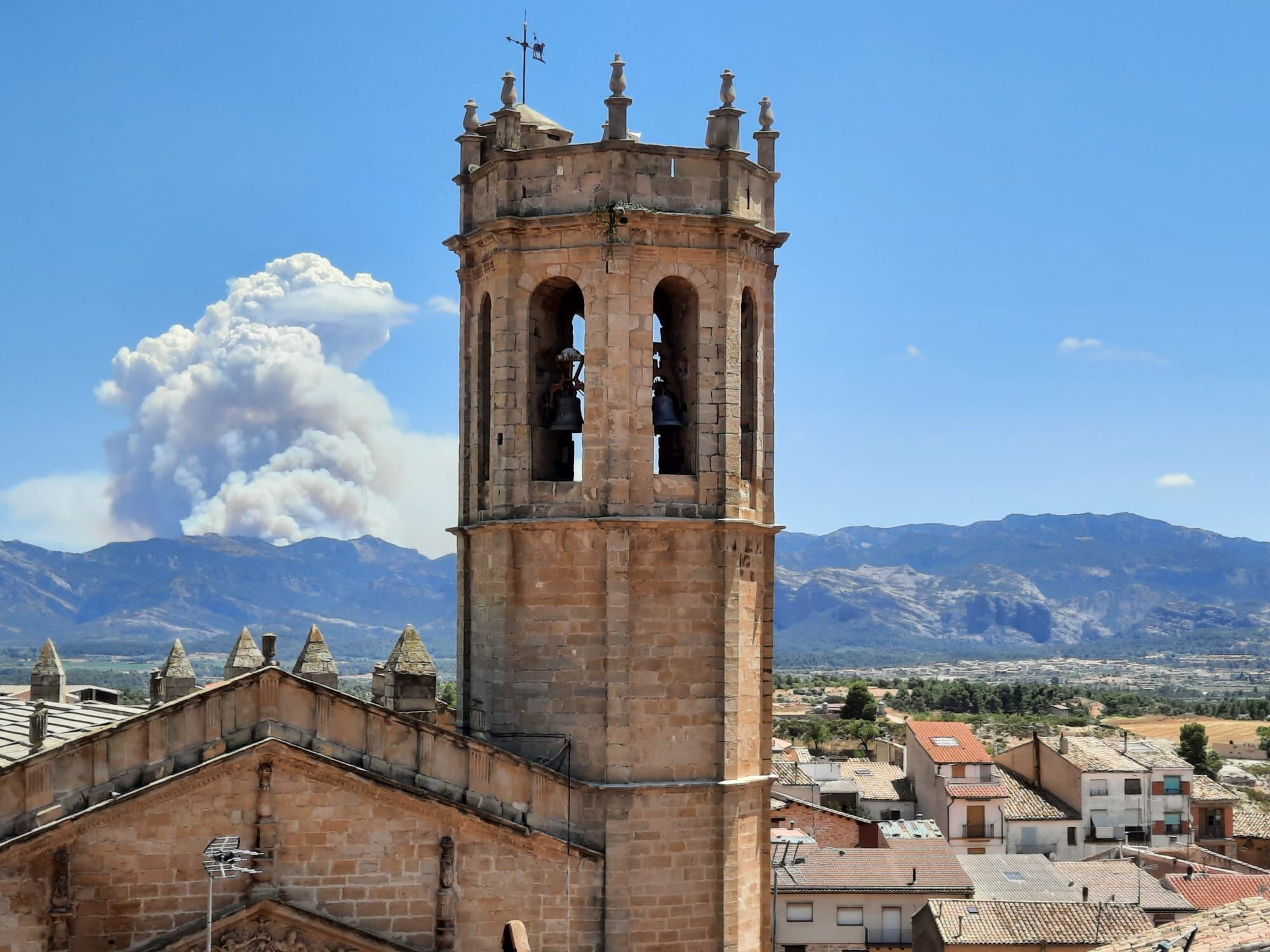 Columna de humo del incendio de Paüls (Tarragona) captada desde Cretas (comarca del Matarraña )./A.G.