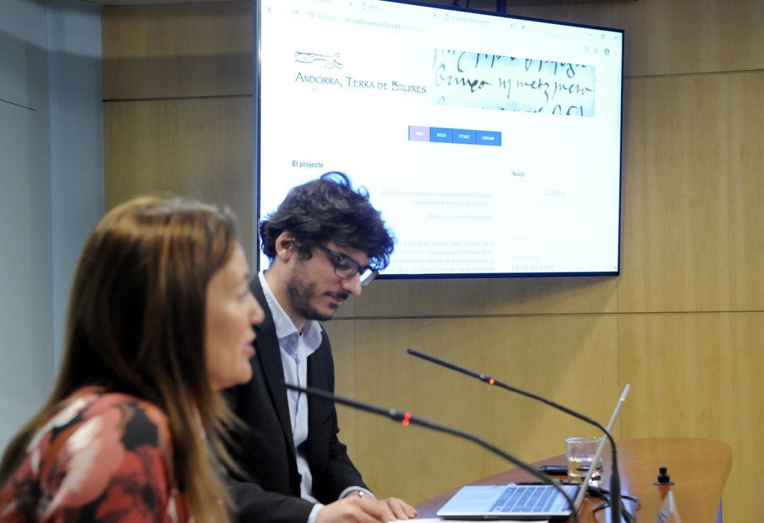La ministra de Cultura, Olga Gelabert, i Pau Castell, doctor en història, en la inauguració del portal 'Andorra, terra de bruixes'.