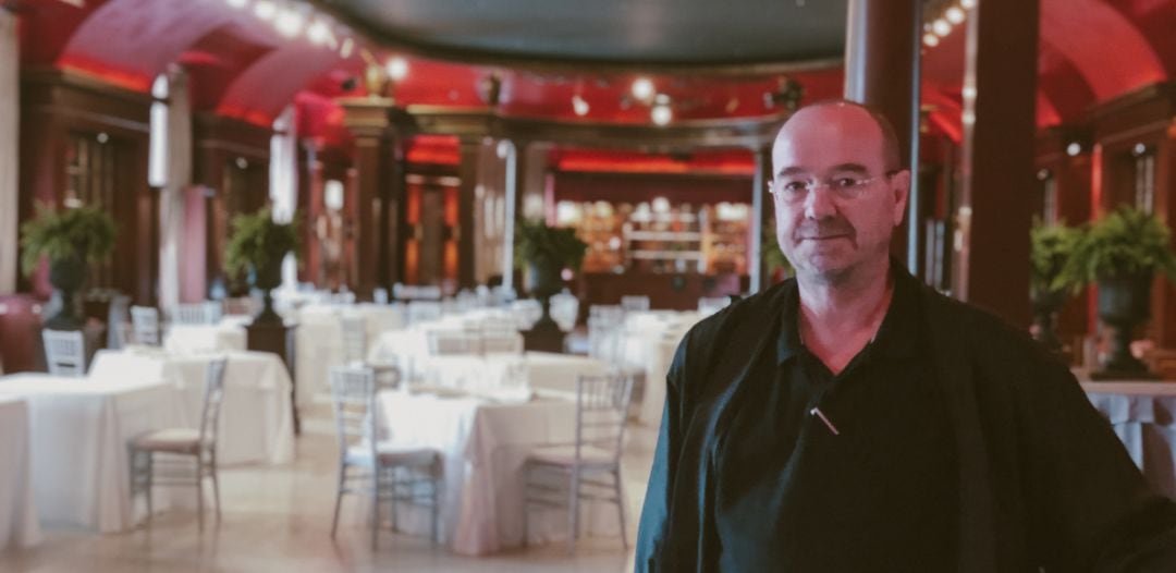 Joaquín Turina en el interior del Salón de Baile del Teatro Real