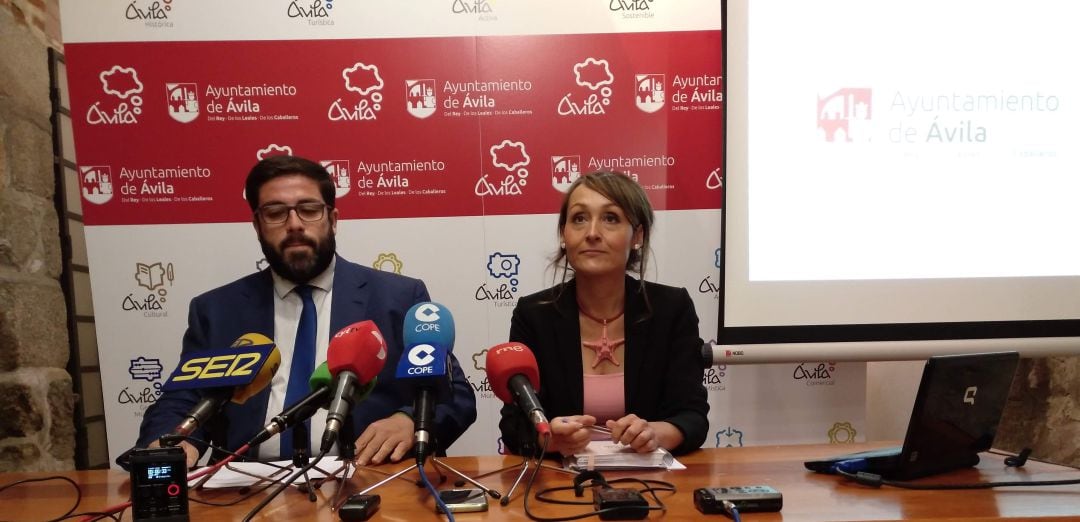 El alcalde, Jesús Manuel Sánchez Cabrera,y la teniente alcalde de Hacienda, Ángela García, informan de la situación financiera del Ayuntamiento de Ávila