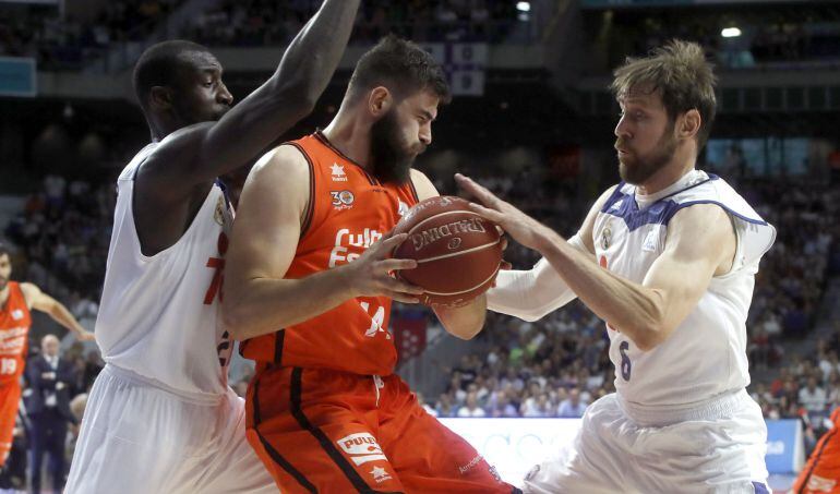 Dubljevic lucha con Nocioni y Hunter por el balón