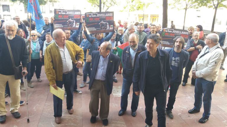 El diputado de PODEMOS Enrique López y el histórico de Jesús Montes Estrada &quot;Churruca&quot; entrando en el TSJA para acudir como acusados a la primera sesión del juicio de &quot;los 9 de Jovellanos&quot;.