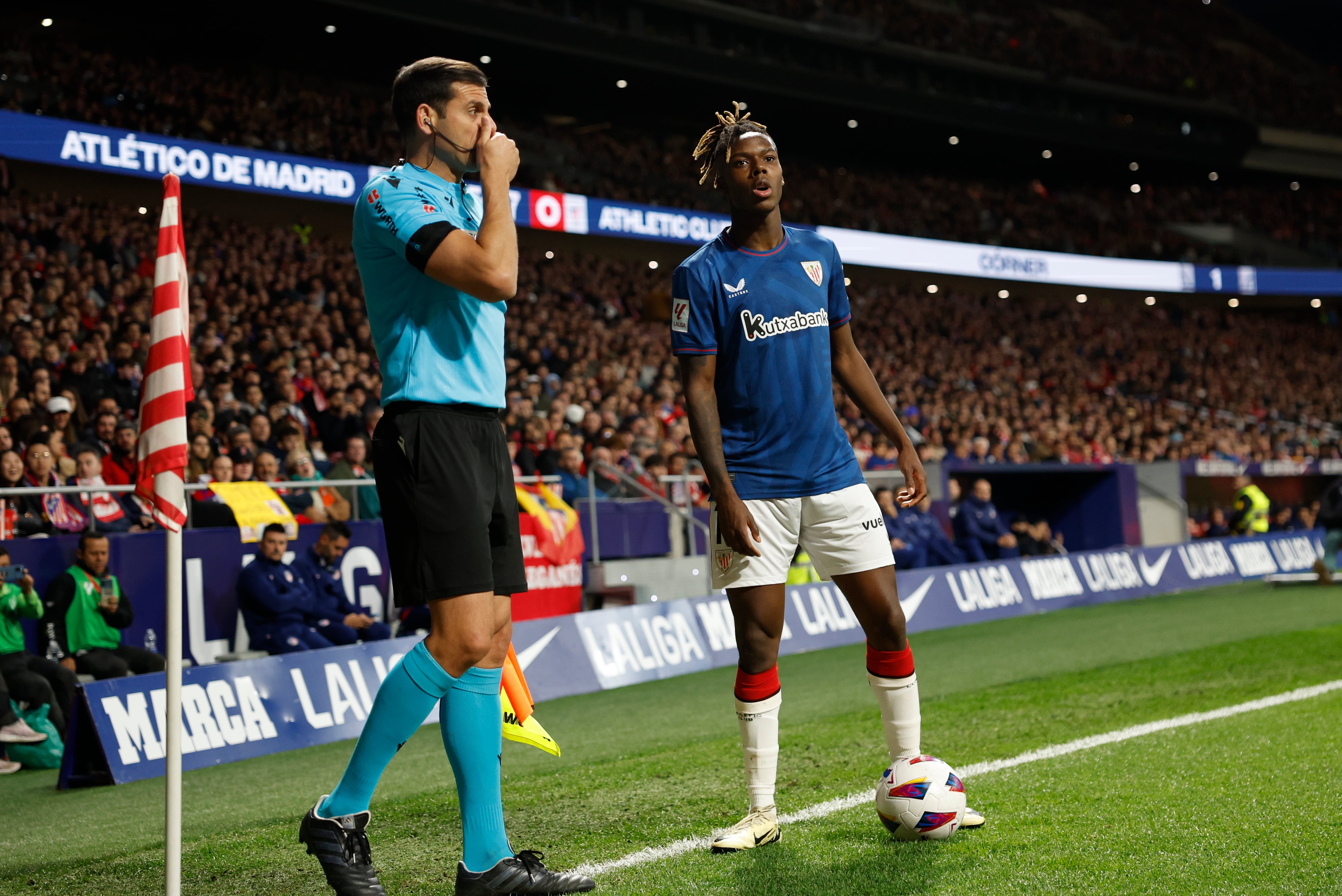 Nico Williams recibe insultos racistas ante el auxiliar, durante el partido de Liga en Primera División que Atlético de Madrid y Athletic Club disputan este sábado en el estadio Metropolitano. EFE/Mariscal