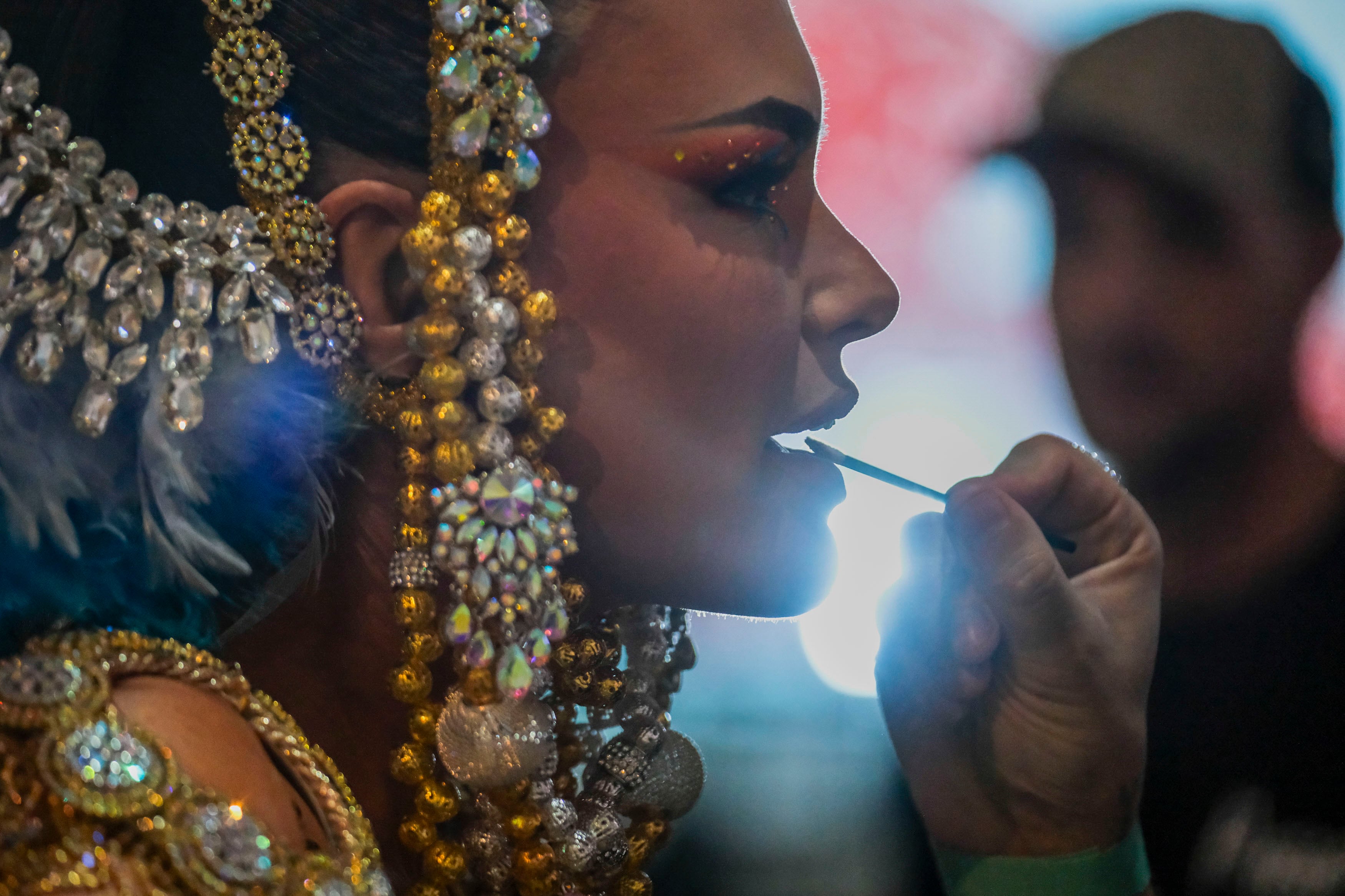 SANTA CRUZ DE TENERIFE, 26/02/2025.- Preparativos de las candidatas a Reina del Carnaval de santa Cruz de Tenerife, que este año está dedicado a África. EFE/ Alberto Valdés
