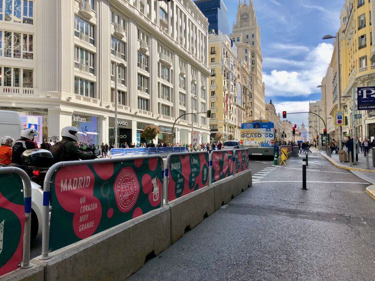 Aspecto de la Gran Vía, a punto de comenzar las obras de reforma.