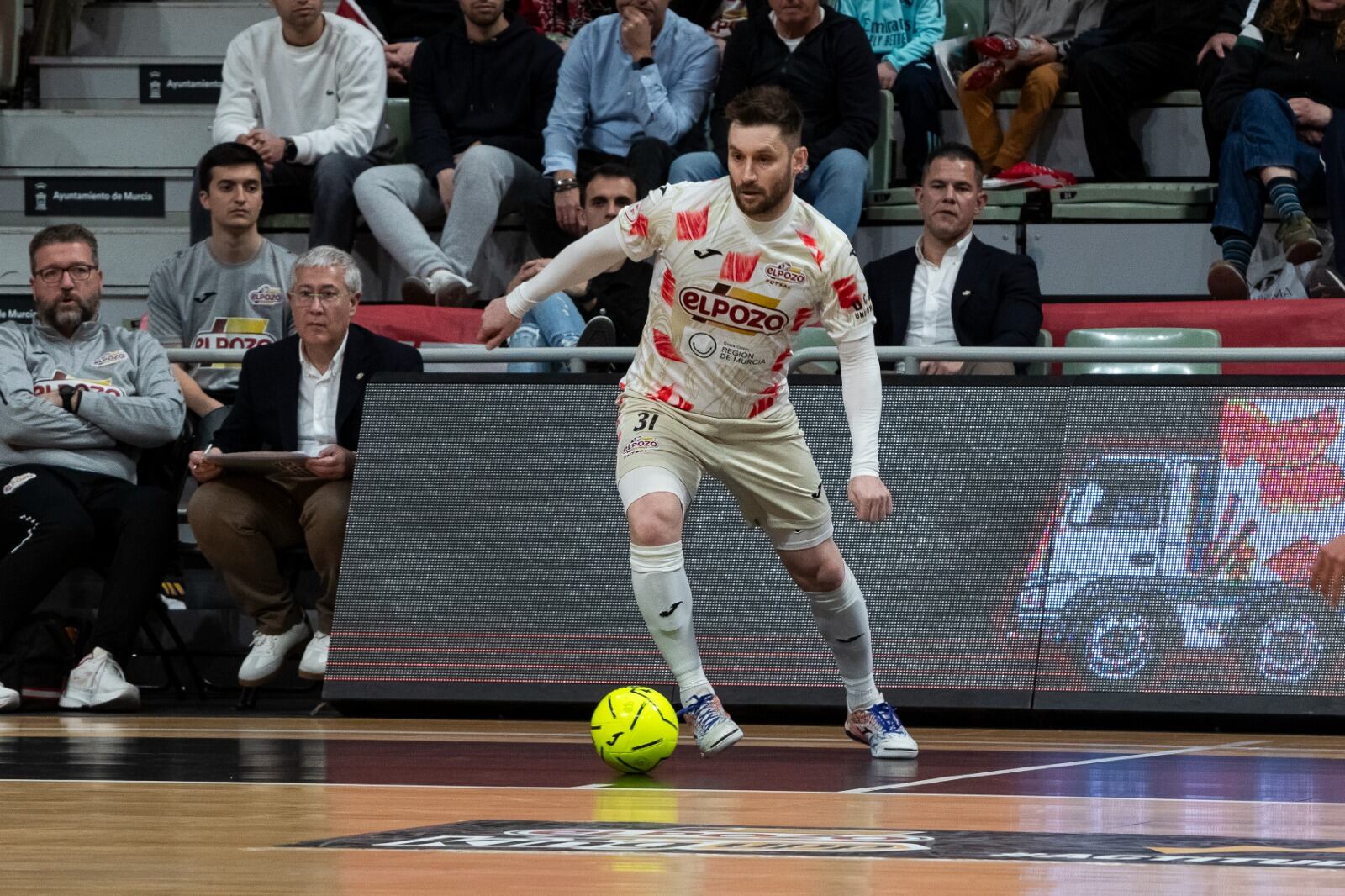 Gadeia controla el balón