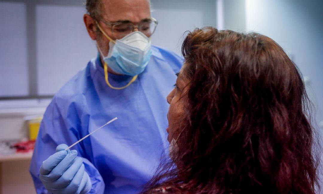 Un sanitario realiza una prueba PCR