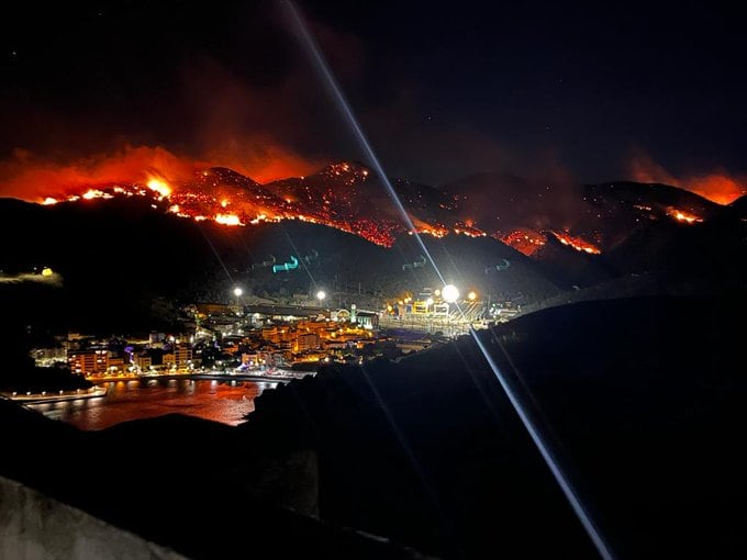 Vista panoràmica de l&#039;incendi que va patir Portbou