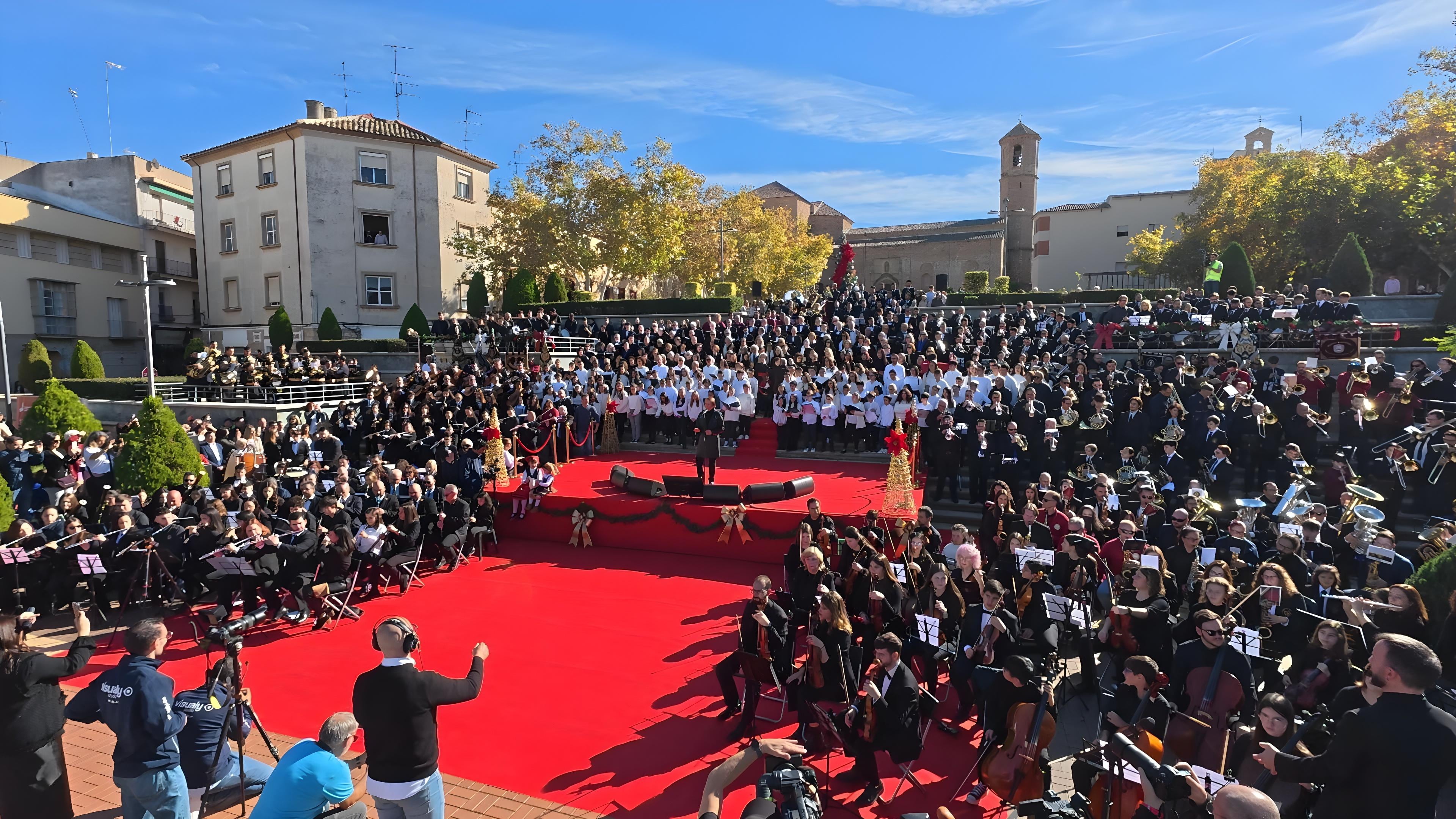 Raphael interpreta &quot;El Tamborilero&quot; en Linares