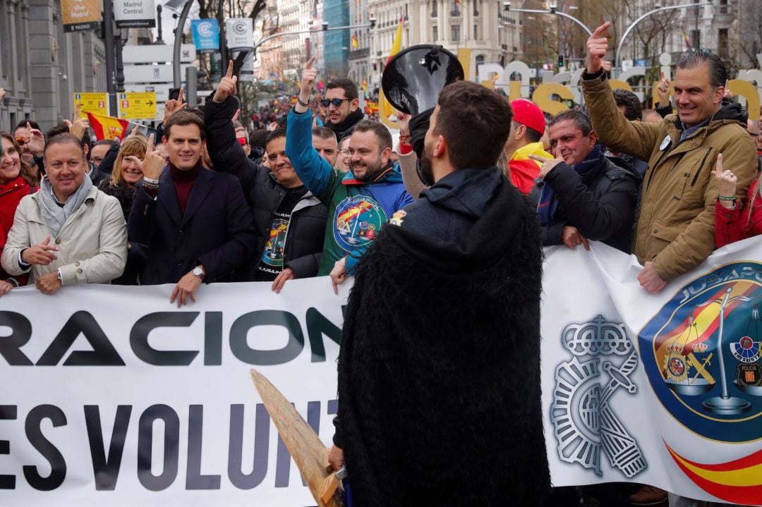 La asociación por la equiparación salarial de policías y guardias civiles, Jusapol, ha organizado una manifestación este sábado en Madrid con el lema &quot;Equiparación ya, es de justicia, es de voluntad política&quot;, a la que han el líder de Ciudadanos, Albert Rivera (2i) y el secretario general de Vox, Javier Ortega Smith (d), entre otros. 