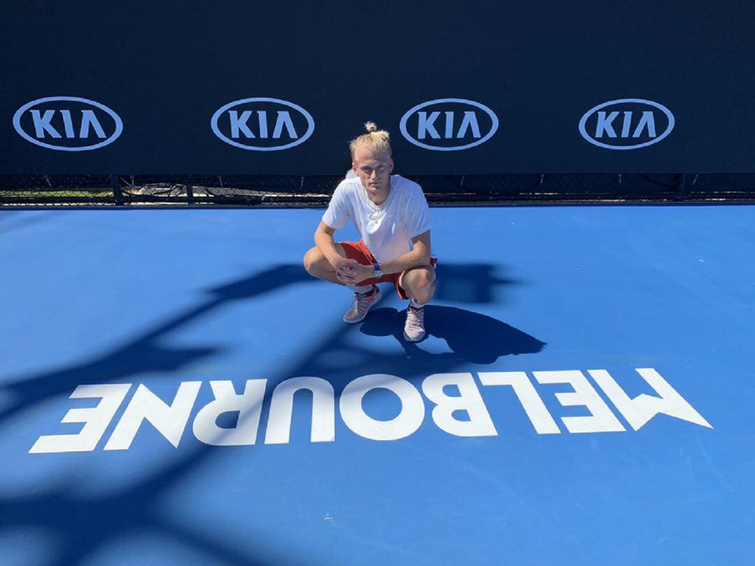 Nicola Kuhn posa en las pistas de Melbourne Park.