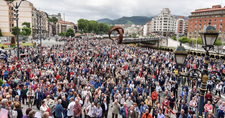 Las organizaciones de pensionistas han vuelto a concentrarse un lunes más en Bilbao, para reclamar una pensión mínima de 1080€, entre otras reivindicaciones